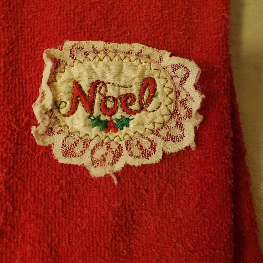 Four Vintage Red Christmas Finger Towels Embroidered Wreath‎ Noel